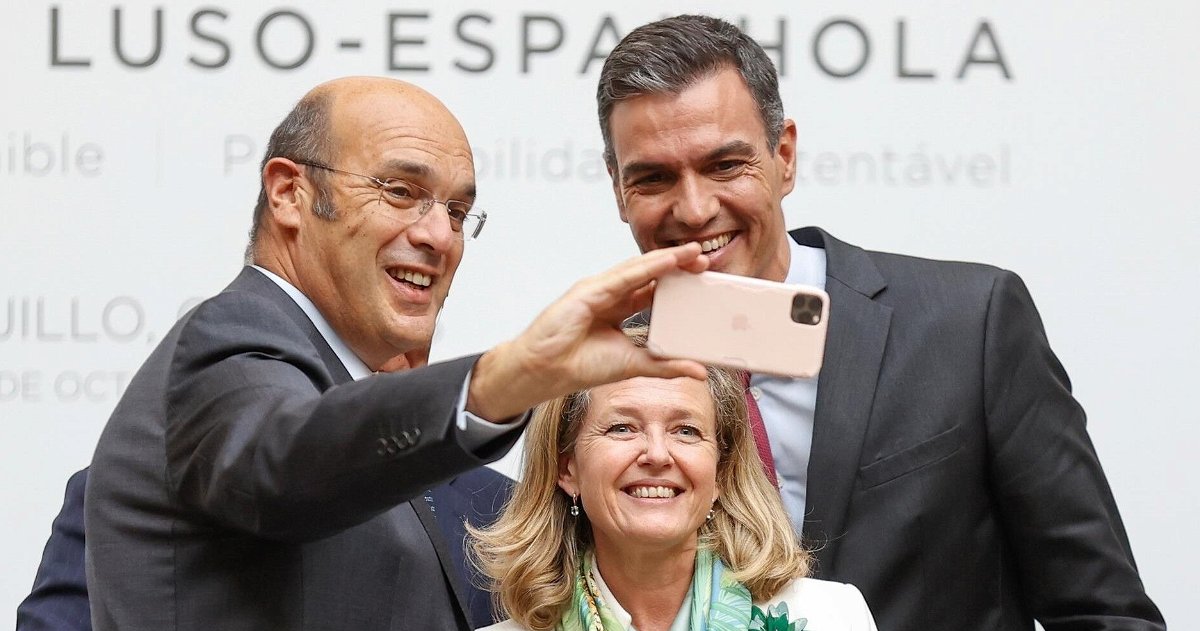 🔴 >> Radiografía del móvil Android del político español: Android 12, 128 GB de memoria y que pueda grabar en 4K