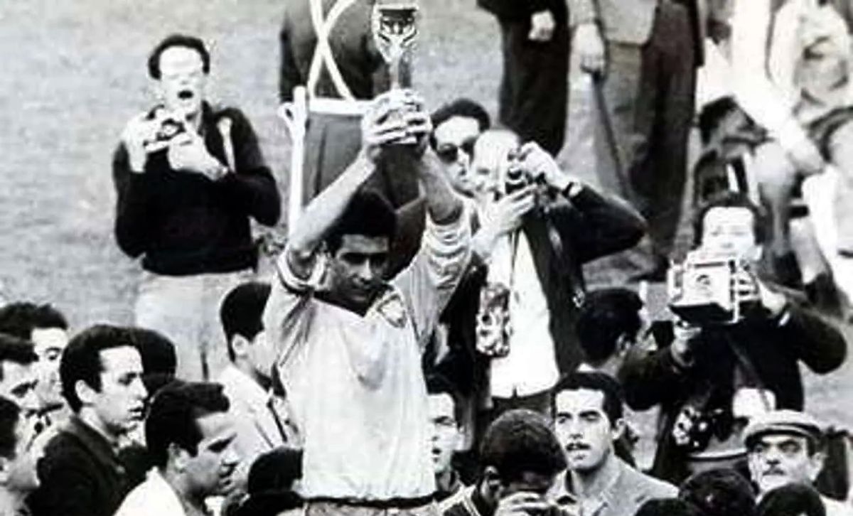 🔴 >> ¿Qué hace un smartphone plegable en la final del Mundial de Fútbol de 1962?