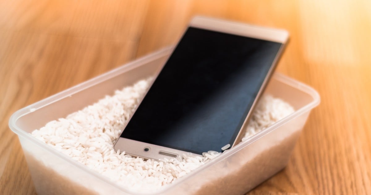 🔴 >> El truco del arroz, un mito: consejos para salvar un teléfono celular mojado