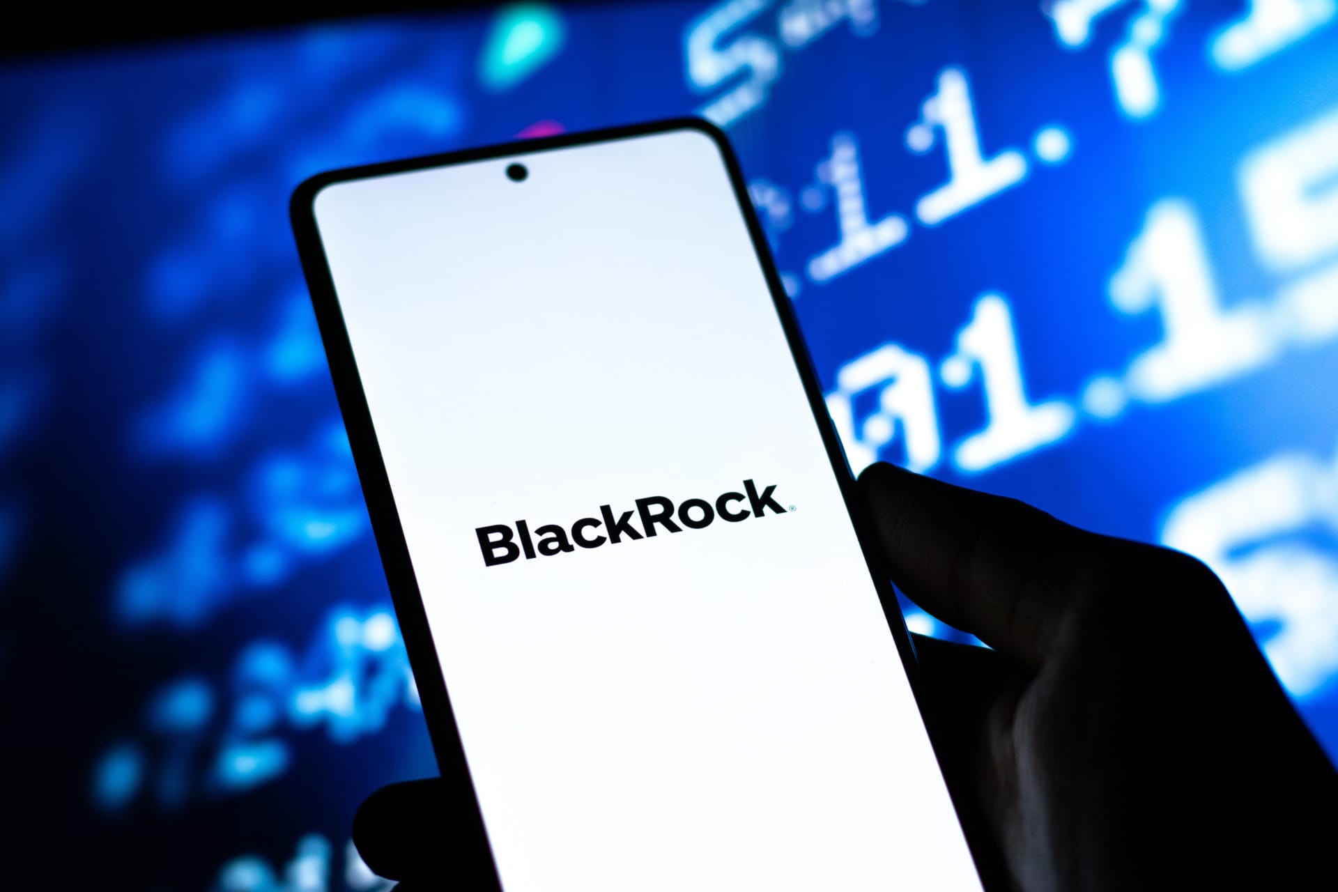 BlackRock intensifica su apuesta en cripto con un innovador ETF de Ethereum en medio de la FUD de Tether

BlackRock, la gigante gestora de inversiones, está dando un paso aún más audaz en el mundo de las criptomonedas. Recientemente presentó una solicitud para un ETF de Ethereum, lo que marca un hito importante para la industria de las criptomonedas.

La presentación de este ETF de Ethereum por parte de BlackRock demuestra su creciente interés y confianza en el futuro de las criptomonedas. A medida que Ethereum continúa ganando popularidad y se consolida como la segunda criptomoneda más grande por capitalización de mercado, BlackRock busca aprovechar esta tendencia positiva.

La presentación del ETF de Ethereum también es un movimiento estratégico de BlackRock en medio de la incertidumbre que rodea a Tether. A medida que crecen las preocupaciones sobre la estabilidad y respaldo de Tether, una criptomoneda estable que se supone está respaldada por dólares estadounidenses, BlackRock busca diversificar su exposición en criptomonedas.

Al intensificar su apuesta en cripto a través de este ETF de Ethereum, BlackRock ha captado la atención de la comunidad de criptomonedas y de los inversores tradicionales por igual. A medida que más instituciones financieras líderes ingresan al mercado de las criptomonedas, se espera que esto aporte un mayor impulso a la adopción masiva de activos digitales.

En resumen, la presentación de la solicitud de ETF de Ethereum por parte de BlackRock marca un hito importante en el mundo de las criptomonedas. Con el creciente interés en cripto y la preocupación sobre Tether, BlackRock busca aprovechar el potencial de Ethereum a través de este innovador producto de inversión. A medida que el mercado de las criptomonedas continúa evolucionando, la participación de actores institucionales como BlackRock podría ser un catalizador clave para la expansión de la industria