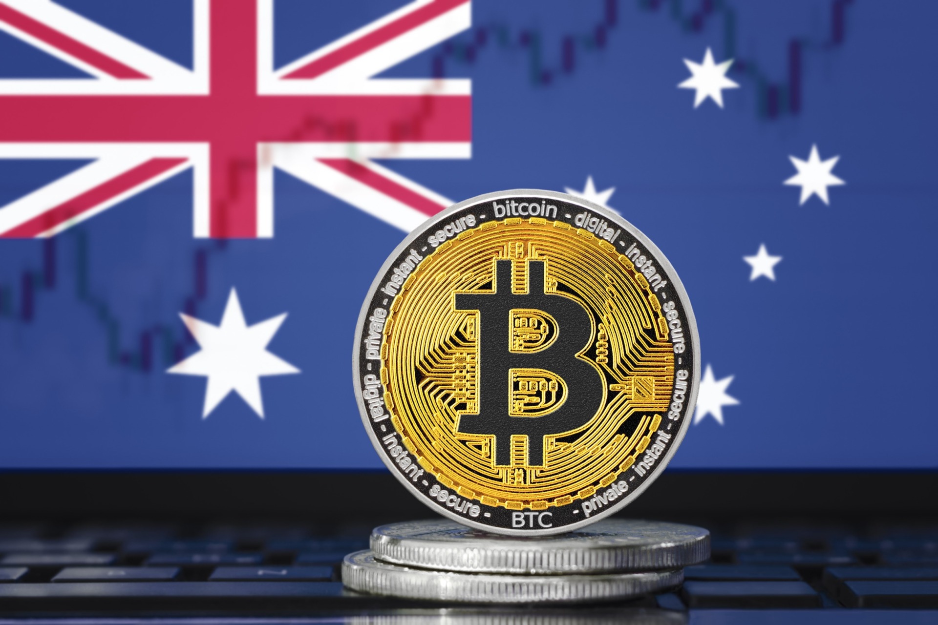 Bajo el radar: el lanzamiento del primer fondo cotizado en bolsa de Bitcoin en Australia precede a Estados Unidos

En una noticia que está pasando desapercibida, Australia se ha adelantado a Estados Unidos en el lanzamiento de un fondo cotizado en bolsa (ETF, por sus siglas en inglés) de Bitcoin. Este nuevo desarrollo en el mundo de las criptomonedas ha generado gran expectativa y podría tener un impacto significativo en el mercado financiero.

El ETF de Bitcoin en Australia ha sido lanzado por la empresa de inversión BetaShares. Esto permitirá a los inversores australianos tener exposición directa a Bitcoin a través de su cuenta de corretaje customary, lo que brinda una mayor accesibilidad y facilidad para invertir en esta criptomoneda.

Este movimiento se construct en un momento en el que Estados Unidos todavía no ha aprobado un ETF de Bitcoin. Aunque ha habido múltiples solicitudes y propuestas para lanzar un ETF de Bitcoin en el país, hasta ahora la Comisión de Valores y Bolsa de Estados Unidos (SEC, por sus siglas en inglés) ha rechazado todas las propuestas.

El lanzamiento del ETF de Bitcoin en Australia podría ser un paso importante que impulse a Estados Unidos a tomar medidas más rápidas para aprobar un producto identical. La creciente popularidad de las criptomonedas y el interés creciente de los inversores han presionado a las autoridades regulatorias para que consideren estas nuevas formas de inversión.

El mercado de las criptomonedas ha demostrado ser muy volátil y con riesgos, pero también ha generado grandes oportunidades de ganancias. Los inversores están buscando aprovechar estas oportunidades y diversificar sus carteras con criptomonedas como Bitcoin.

A medida que los países continúan explorando y adoptando las criptomonedas, es importante que las regulaciones y marcos legales estén en su lugar para proteger a los inversores y promover un crecimiento sostenible en este mercado emergente. Hasta que Estados Unidos apruebe un ETF de Bitcoin, es posible que los inversores estadounidenses busquen invertir a través de plataformas extranjeras como la de Australia.

En resumen, el lanzamiento del primer ETF de Bitcoin en Australia ha tomado por sorpresa a muchos, ya que precede al lanzamiento de un producto identical en Estados Unidos. Este avance en la accesibilidad de Bitcoin para los inversores australianos podría influir en las decisiones de los reguladores estadounidenses y acelerar el proceso de aprobación de un ETF de Bitcoin en el país