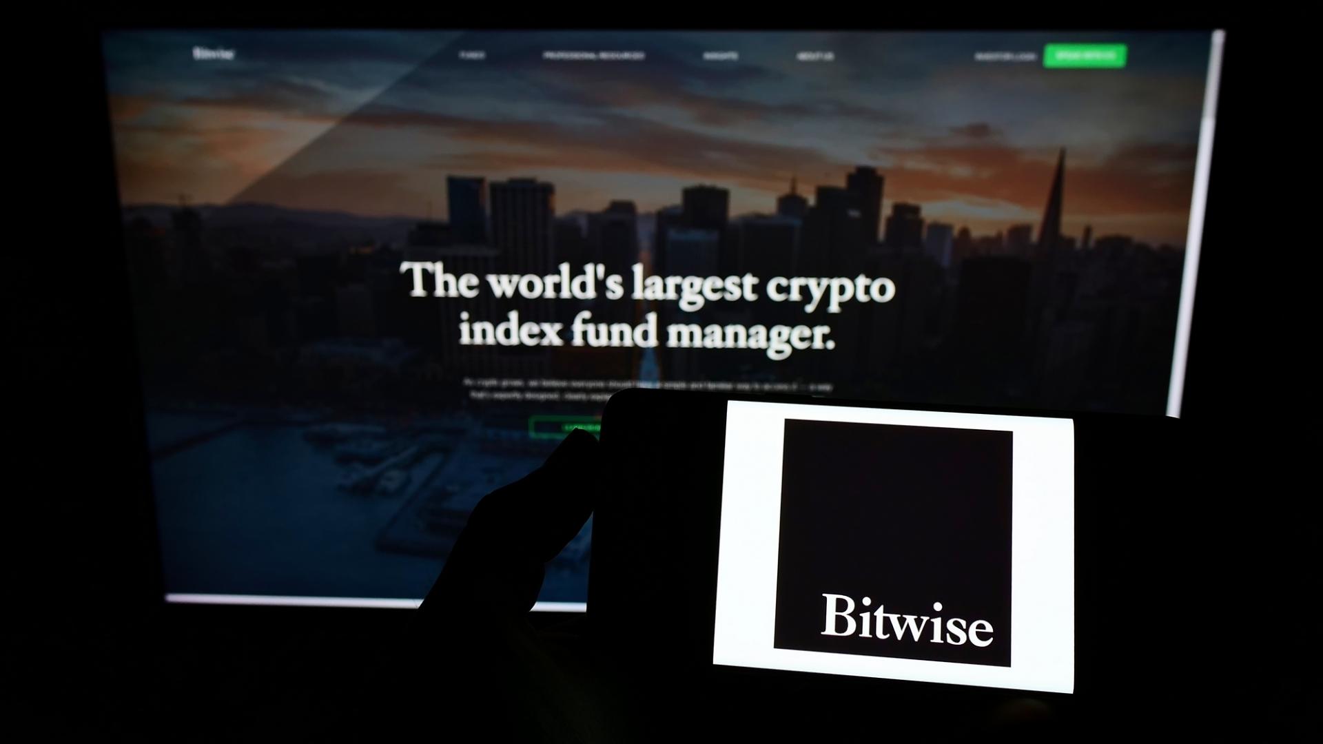 Bitwise ha publicado públicamente las direcciones de la billetera para su propio ETF de bitcoin al contado. 

Bitwise, una compañía especializada en criptomonedas, ha dado a conocer las direcciones de la billetera utilizadas en su propio fondo cotizado en bolsa (ETF) de bitcoin al contado. Esta medida busca brindar transparencia y garantizar la seguridad de los activos digitales bajo su custodia. 

Las direcciones del monedero electrónico se utilizarán para almacenar los bitcoins que respaldan el ETF y se han hecho públicas para que los inversores puedan realizar un seguimiento de los movimientos de los activos subyacentes. Esta iniciativa va en línea con los esfuerzos del sector de las criptomonedas por aumentar la confianza de los inversores y promover la adopción masiva de estas nuevas formas de inversión. 

Al proporcionar la información de las direcciones de las billeteras, Bitwise busca demostrar que los bitcoins están debidamente custodiados y que son accesibles de manera segura. Esto es especialmente relevante dado el aumento en la amenaza de ciberataques y hackeos en el ecosistema criptográfico. 

Los ETFs de bitcoin al contado permiten a los inversores obtener exposición al mercado de bitcoin sin tener que manejar directamente los activos digitales. Estos fondos son una opción cada vez más popular, ya que permiten a inversores institucionales y minoristas diversificar sus carteras y participar en el crecimiento del mercado de las criptomonedas. 

En resumen, Bitwise ha anunciado públicamente las direcciones de las billeteras utilizadas en su ETF de bitcoin al contado, destacando su compromiso con la seguridad y transparencia en la custodia de los activos digitales. Esta medida es un paso positivo para fortalecer la confianza de los inversores y fomentar la adopción de las criptomonedas en el mercado financiero